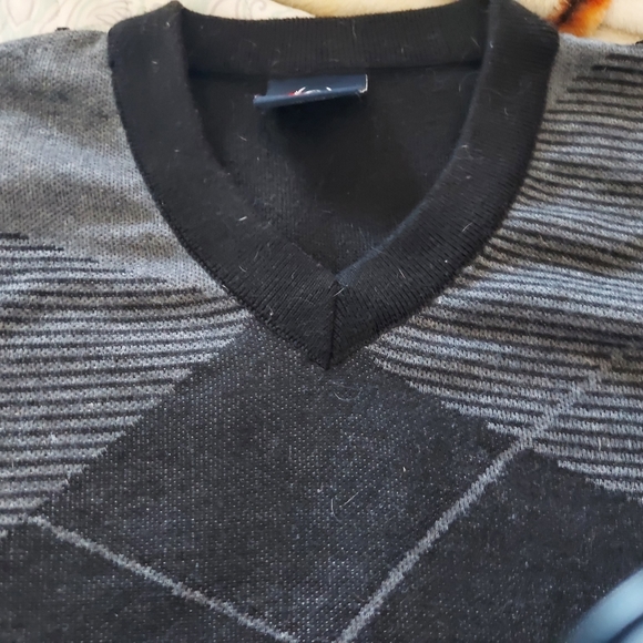 3/$25 NWOT. Cambridge Child Sweater. Size 8. Black and Gray. - Picture 3 of 5